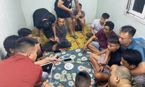 Bắt quả tang tụ điểm đánh bạc trong container