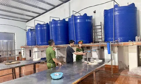 Hé lộ nguồn gốc nghìn chai nước mắm bị vứt bỏ ở bụi rậm ven đường
