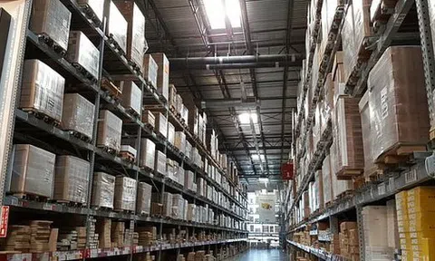 Theo dõi suốt 6 tháng, phanh phui đường dây bán hàng giả với kho rộng bằng 20 sân bóng, tịch thu 200.000 món đồ nhái