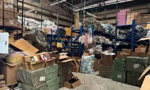 Theo dõi tài khoản ngân hàng khả nghi, công an lập tức phá đường dây buôn hàng giả từ Trung Quốc, tịch thu hơn 34.000 món đồ nhái