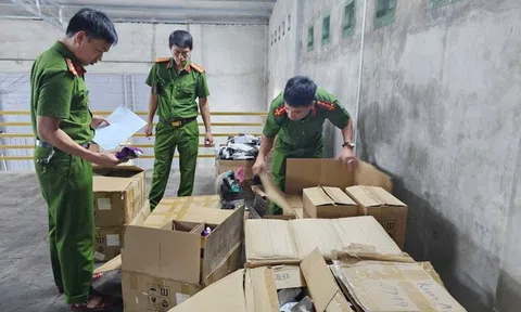 Thu giữ 2,5 tấn mỹ phẩm không rõ nguồn gốc tại một cửa hàng