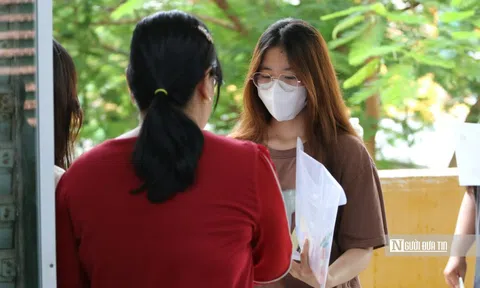 Cảm động hình ảnh những sĩ tử vượt khó, mang nghị lực vào phòng thi