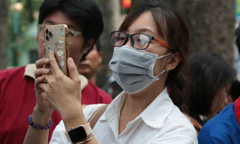Ngày thi cuối THPT 2025: Cha mẹ lặng lẽ ngóng con sau cánh cổng trường