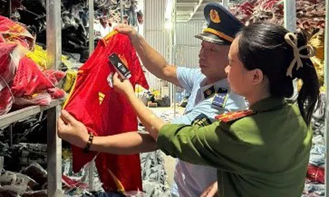 Khởi tố chủ kho hàng kinh doanh hơn 35.000 bộ quần áo giả mạo nhãn hiệu nổi tiếng