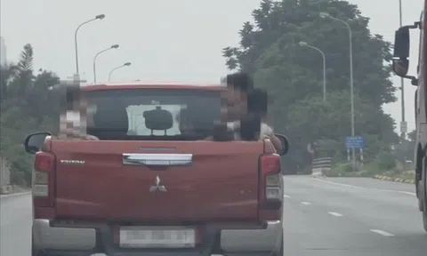 Xử phạt tài xế chở nhiều trẻ em trên thùng xe bán tải