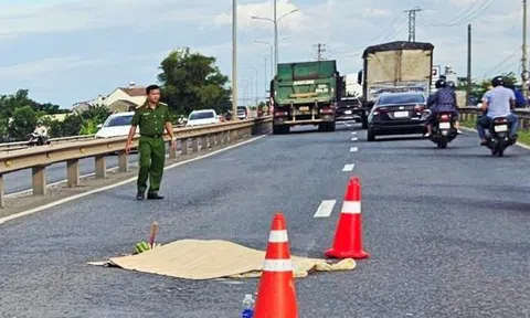 Điều tra vụ đâm bạn gái trọng thương rồi lao vào ôtô tải tự tử