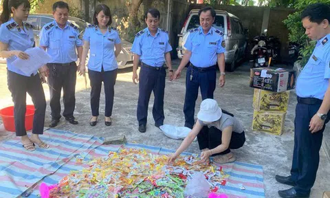 Tiêu hủy nhiều sản phẩm chân gà, kẹo dẻo, xà phòng… nhập lậu