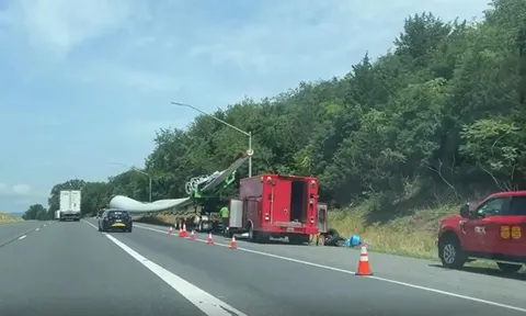 Sự cố khiến cánh turbine điện gió khổng lồ gây hỗn loạn giao thông