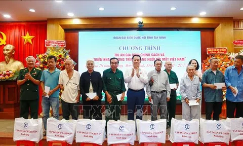 Trưởng Ban Tuyên giáo và Dân vận Trung ương tặng quà gia đình chính sách tại Tây Ninh