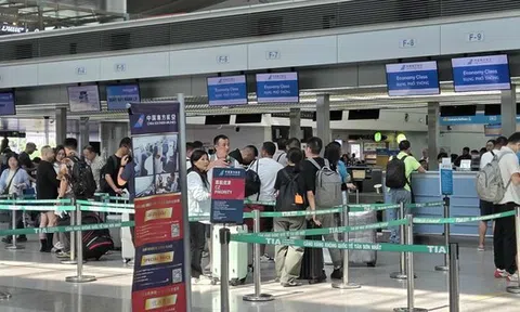 Hàng không đón khách bay tấp nập