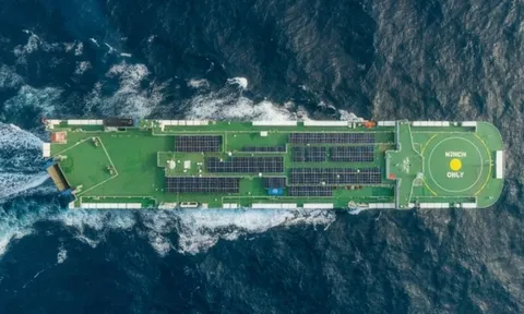 Cận cảnh tàu chở xe hơi chạy bằng năng lượng mặt trời lớn nhất thế giới