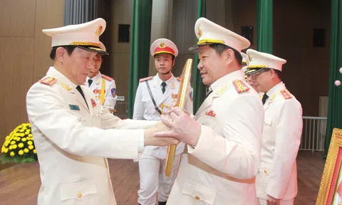 Phó Giám đốc Công an tỉnh Đồng Nai đón nhận Huân chương Chiến công hạng Ba