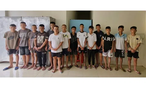 Tạm giữ 14 thanh thiếu niên vô cớ chém 2 người đi đường bị thương