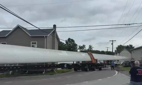 Sự cố hy hữu khi cánh turbine điện gió “mắc kẹt” ở nơi không ngờ