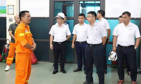 Hai đoàn công tác EVNNPT sẵn sàng ứng trực tại vùng tâm bão số 3