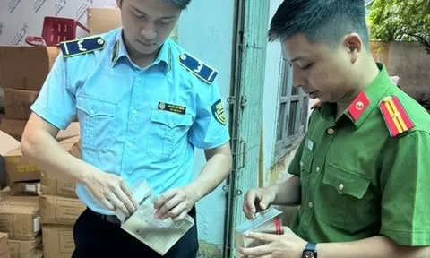 Lật tẩy kho mặt nạ Lucenbase nhập lậu giữa Thủ đô: 15.000 sản phẩm không rõ nguồn gốc