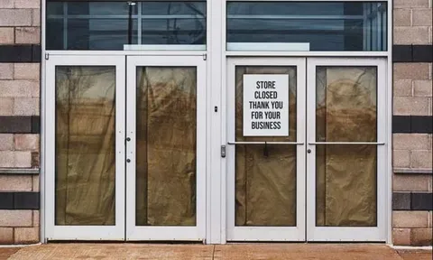 Hàng nghìn cửa hàng điện thoại đóng cửa vì không đủ tiền trả mặt bằng, những con phố sầm uất chìm trong ế ẩm