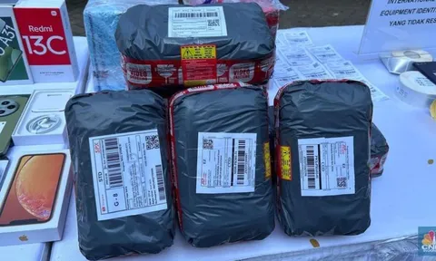 Đột kích một cửa hàng, công an tóm gọn đường dây sản xuất điện thoại giả nhập lậu từ Trung Quốc, tịch thu hơn 5.000 sản phẩm trị giá gần 28 tỷ đồng