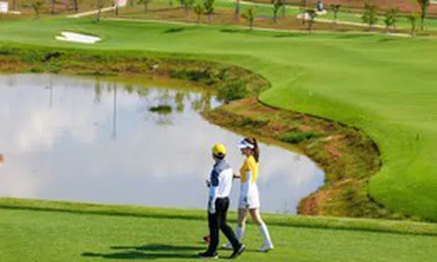 Lộ ảnh chủ tịch nổi tiếng thân mật với hoa hậu Vbiz trên sân golf, visual nàng hậu sáng bừng