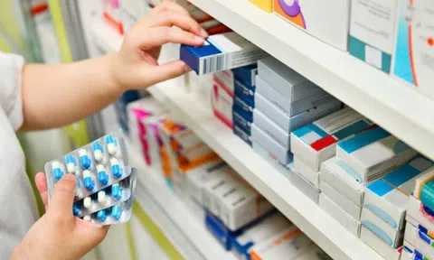 Yêu cầu dự trữ, cung ứng đủ thuốc điều trị, phòng dịch bệnh mùa mưa lũ