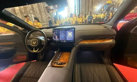 Limousine siêu sang của VinFast lộ thêm ảnh: Logo cánh chim vàng, vách ngăn như Rolls-Royce, ốp gỗ thật