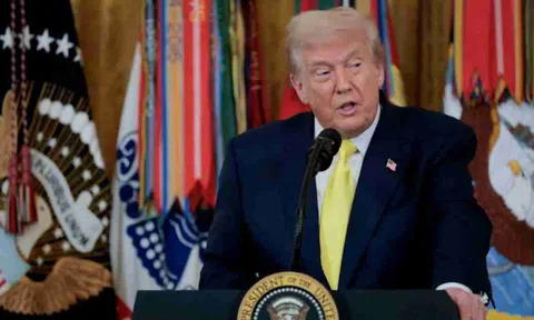 Ông Trump cảnh báo tòa án Mỹ không chặn thuế quan, khẳng định đây là “đòn bẩy” cho chứng khoán