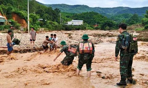Chùm ảnh: Ấm áp tình quân dân trong vùng lũ