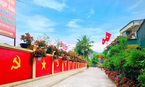 Ngắm con đường rực cờ Tổ quốc, cờ Đảng của cặp vợ chồng ở Nghệ An trước thềm đại lễ