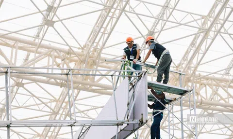 Không khí hối hả chuẩn bị các gian hàng tại Triển lãm Thành tựu Đất nước