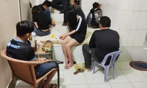 Đột kích nhà trọ, bắt quả tang 11 nam nữ ‘bay lắc’ trong đêm ở An Giang