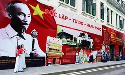Hà Nội rộn ràng cờ hoa trước Đại lễ