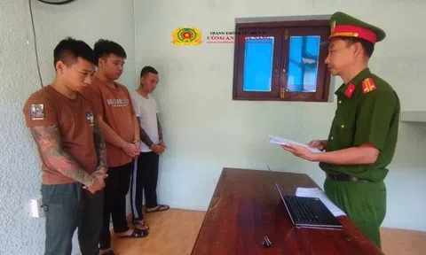 Khống chế đôi nam nữ lên ô tô rồi buộc đưa tiền, 3 đối tượng bị khởi tố