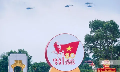 Biên đội máy bay tập luyện diễu binh trên bầu trời Hà Nội