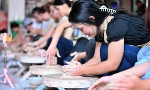 Trẻ thích thú đến Bát Tràng làm gốm