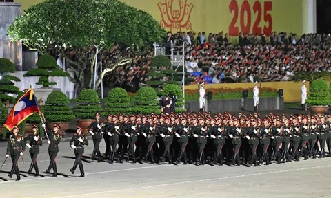 Quân nhân nước ngoài trong buổi tổng hợp luyện diễu binh, diễu hành tại Quảng trường Ba Đình