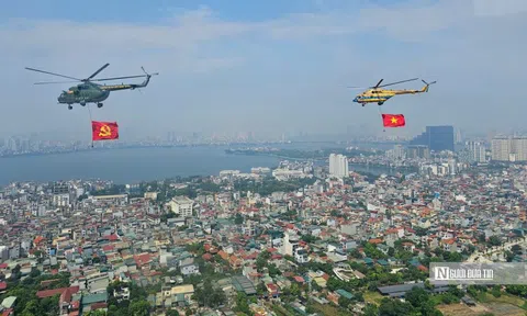 Biên đội trực thăng kéo cờ Đảng, cờ Tổ quốc bay trên bầu trời Hà Nội