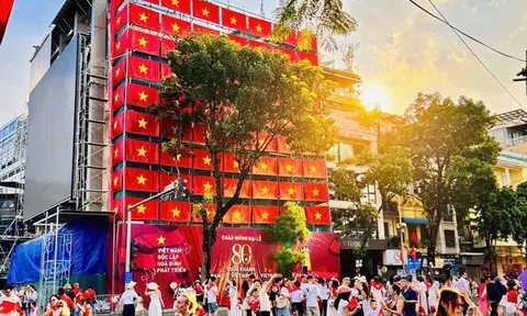 Tòa nhà sát “Hàm cá mập” khoác cờ đỏ sao vàng, thành điểm check-in hút khách dịp 2/9