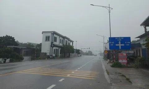 Điều chỉnh lộ trình, cấm phương tiện đi vào vùng tâm bão số 5 từ Thanh Hóa đến Quảng Trị