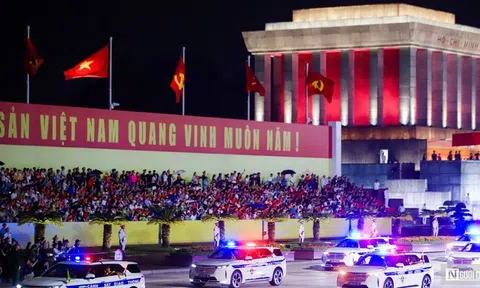 Ngắm khối phương tiện đặc chủng của lực lượng Công an đi qua Quảng trường Ba Đình
