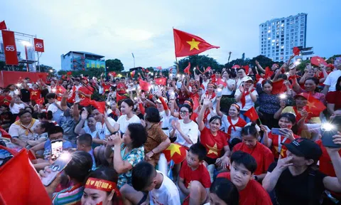 Người dân hát vang những bài ca cách mạng hùng tráng trước giờ tổng hợp luyện lần 2
