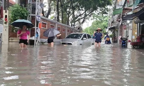 Chủ ô tô cần làm gì khi xe chết máy giữa mưa lũ hoặc rơi vào vùng ngập nước?