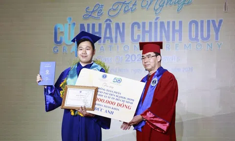 Thủ khoa "ẵm" học bổng hơn 250 triệu đồng kèm lời mời đặc biệt tại lễ tốt nghiệp