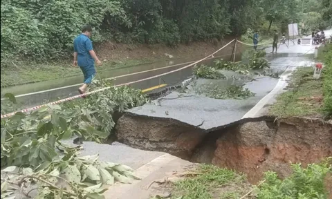 Đặt biển cảnh báo, bố trí trực gác tại các vị trí sạt lở trên quốc lộ