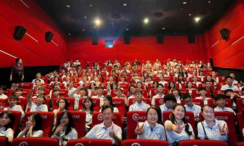 Một trường cấp 3 ở Huế cho học sinh đi xem miễn phí phim “Mưa đỏ”