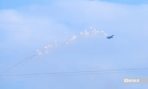 Dàn tiêm kích SU-30MK2 thả bẫy nhiệt trên bầu trời Hà Nội