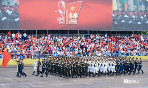Khối quân nhân Trung Quốc, Nga...sải bước trên Quảng trường Ba Đình
