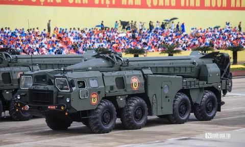 Video: Cận cảnh tổ hợp tên lửa đạn đạo Scud-B và dàn khí tài "khủng" tại tổng duyệt A80
