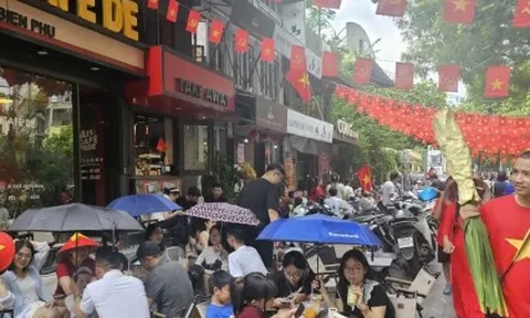 Khách trẩy hội 2/9 đông nghẹt, nhiều dịch vụ ở Hà Nội đội giá