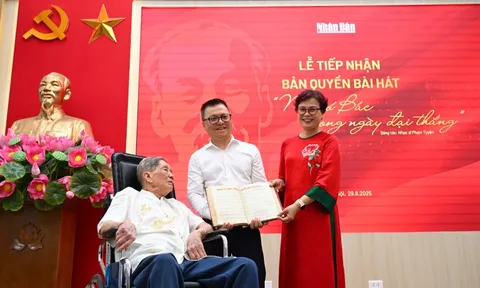Nhạc sĩ Phạm Tuyên trao tặng bài 'Như có Bác trong ngày đại thắng' cho báo Nhân dân