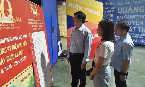 Phó Thủ tướng Mai Văn Chính thị sát các gian hàng tại Triển lãm '80 năm hành trình Độc lập - Tự do - Hạnh phúc'